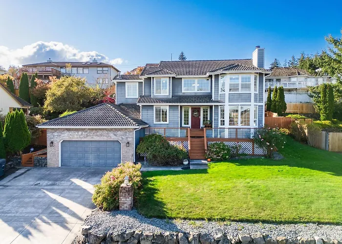 Stylish 4Br Retreat With Pool & Year-Round Hot Tub