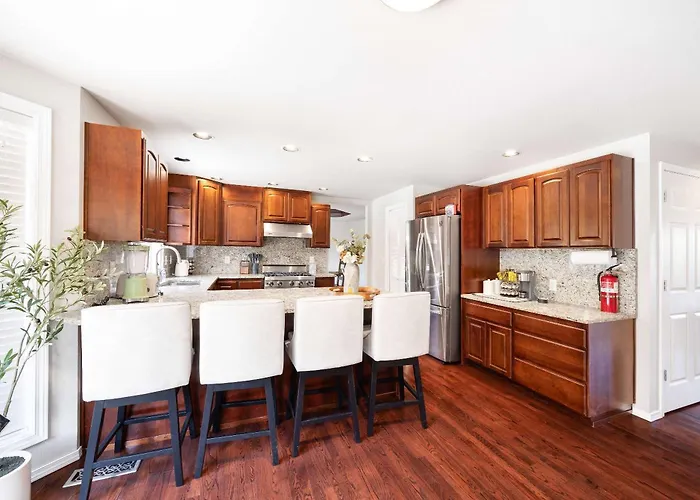 Stylish 4Br Retreat With Pool & Year-Round Hot Tub